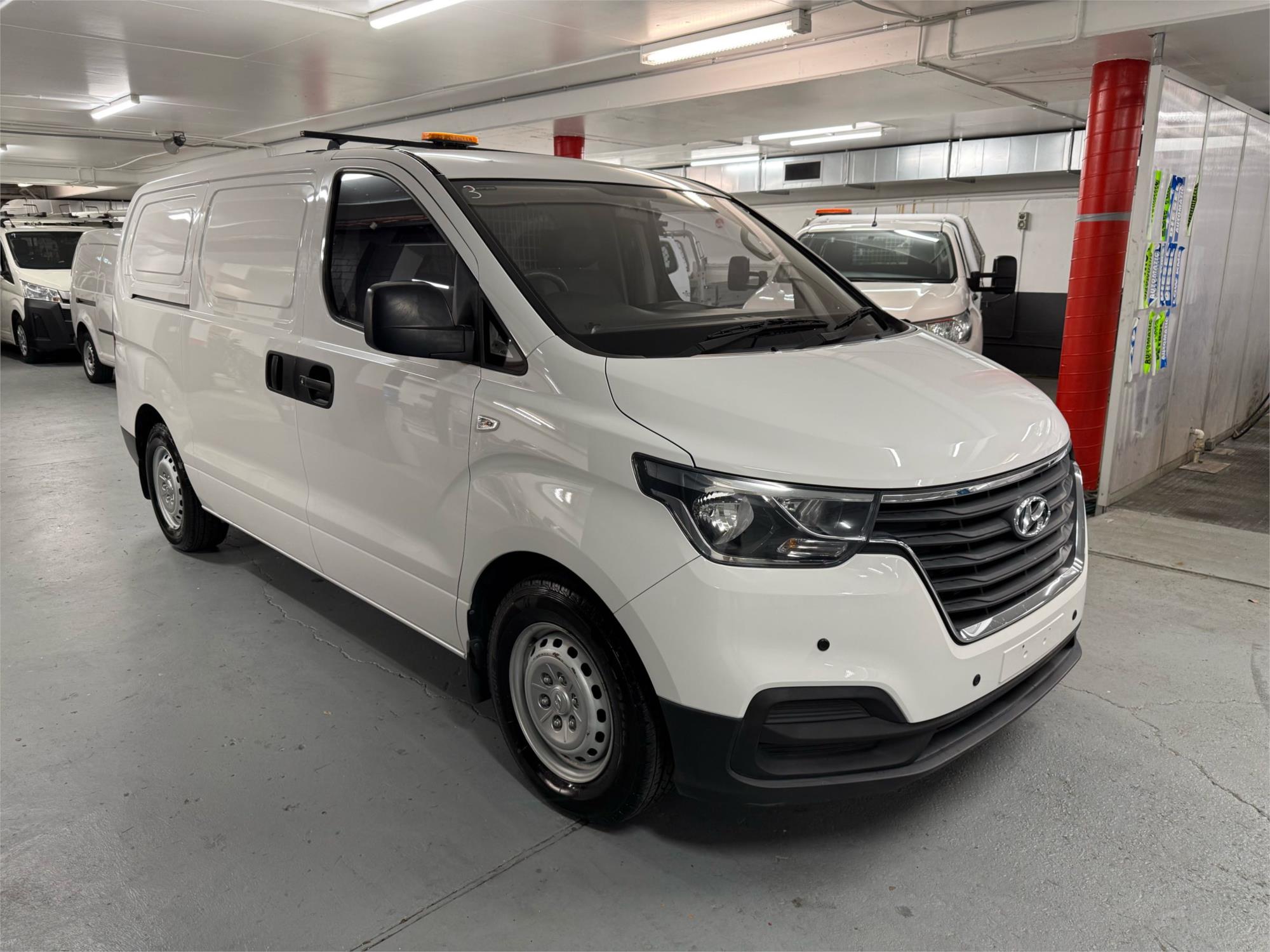 2018 HYUNDAI iLOAD - Main View