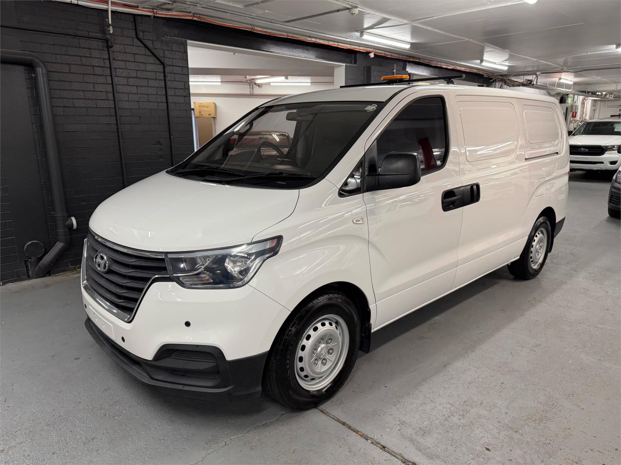 2018 HYUNDAI iLOAD - View 1