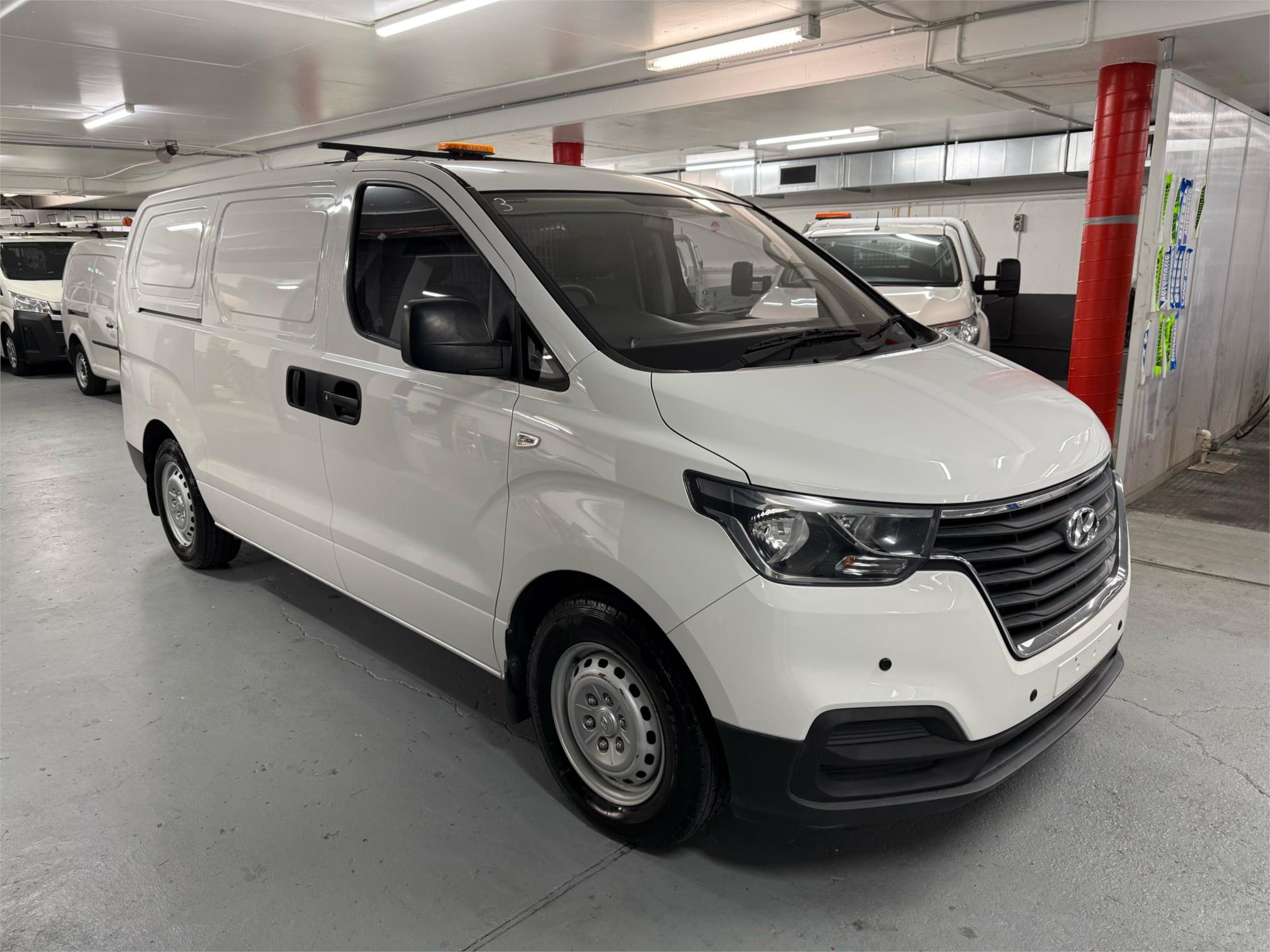 2018 HYUNDAI iLOAD - View 2