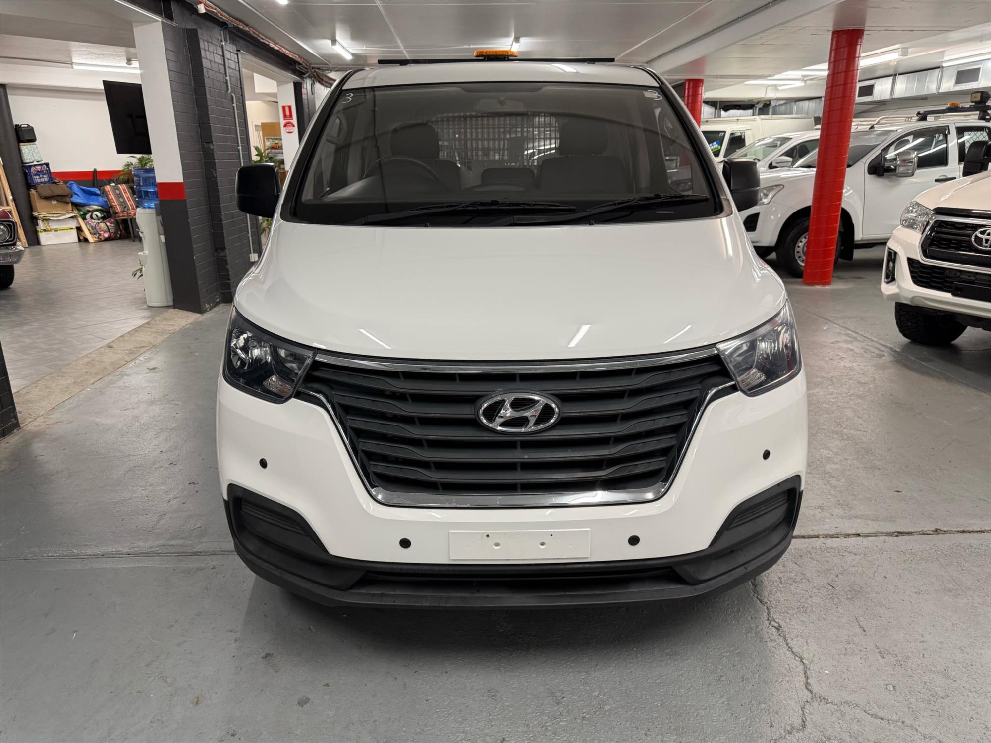 2018 HYUNDAI iLOAD - View 3