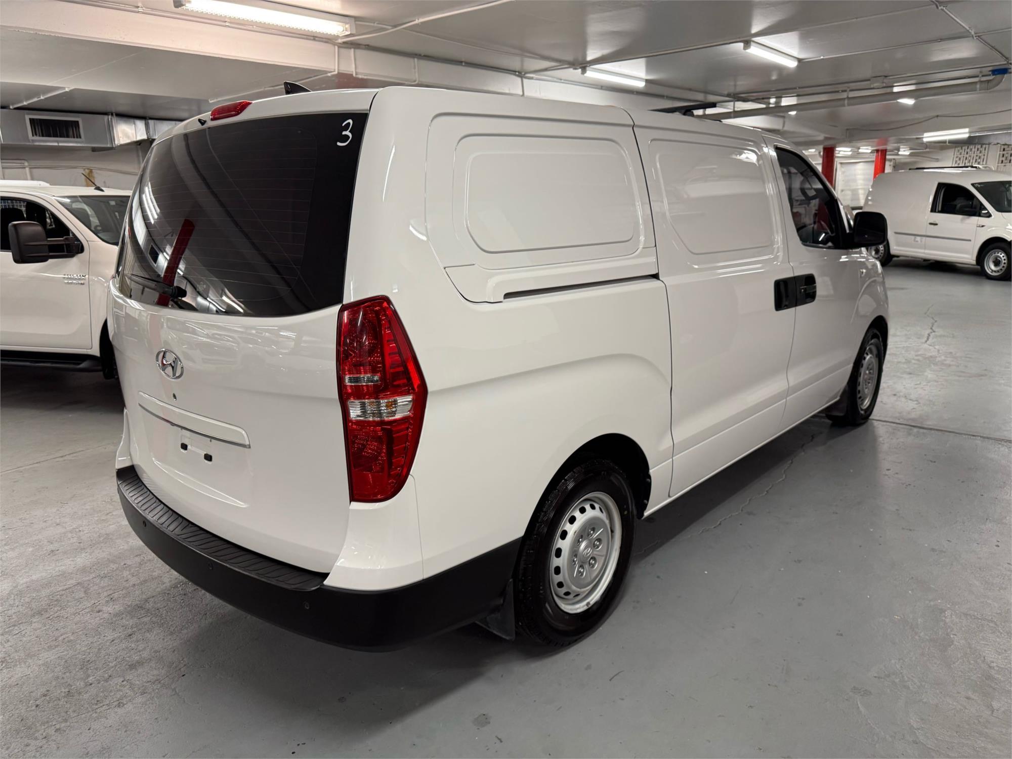 2018 HYUNDAI iLOAD - View 4