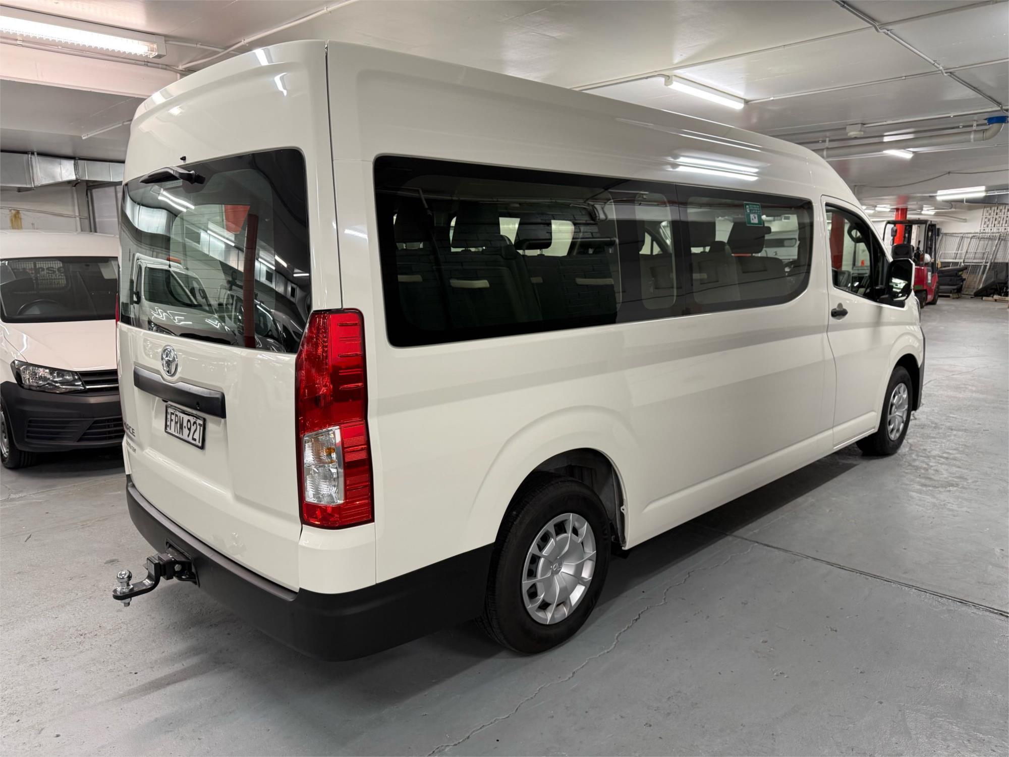 2025 TOYOTA HIACE - View 3