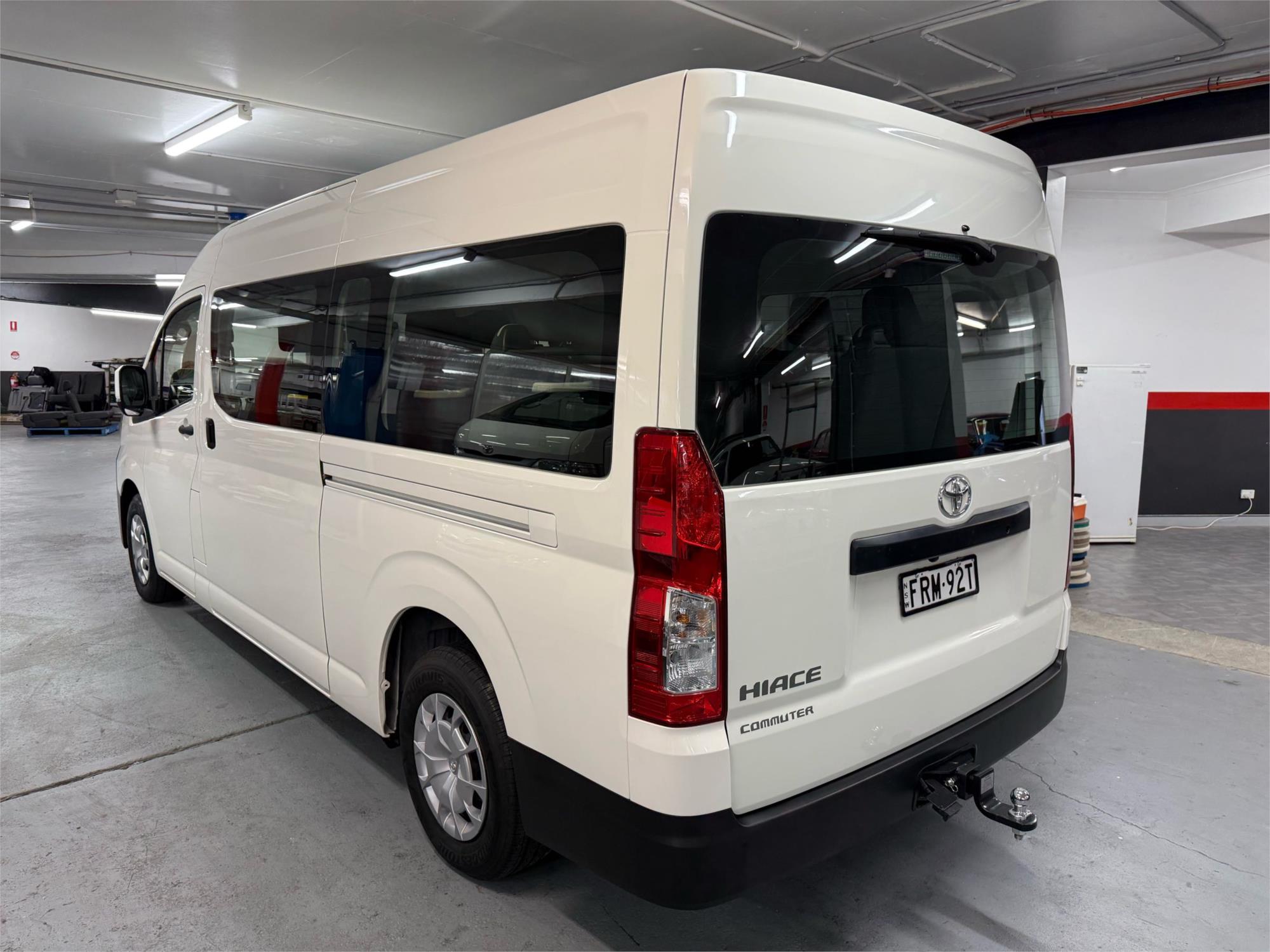 2025 TOYOTA HIACE - View 4