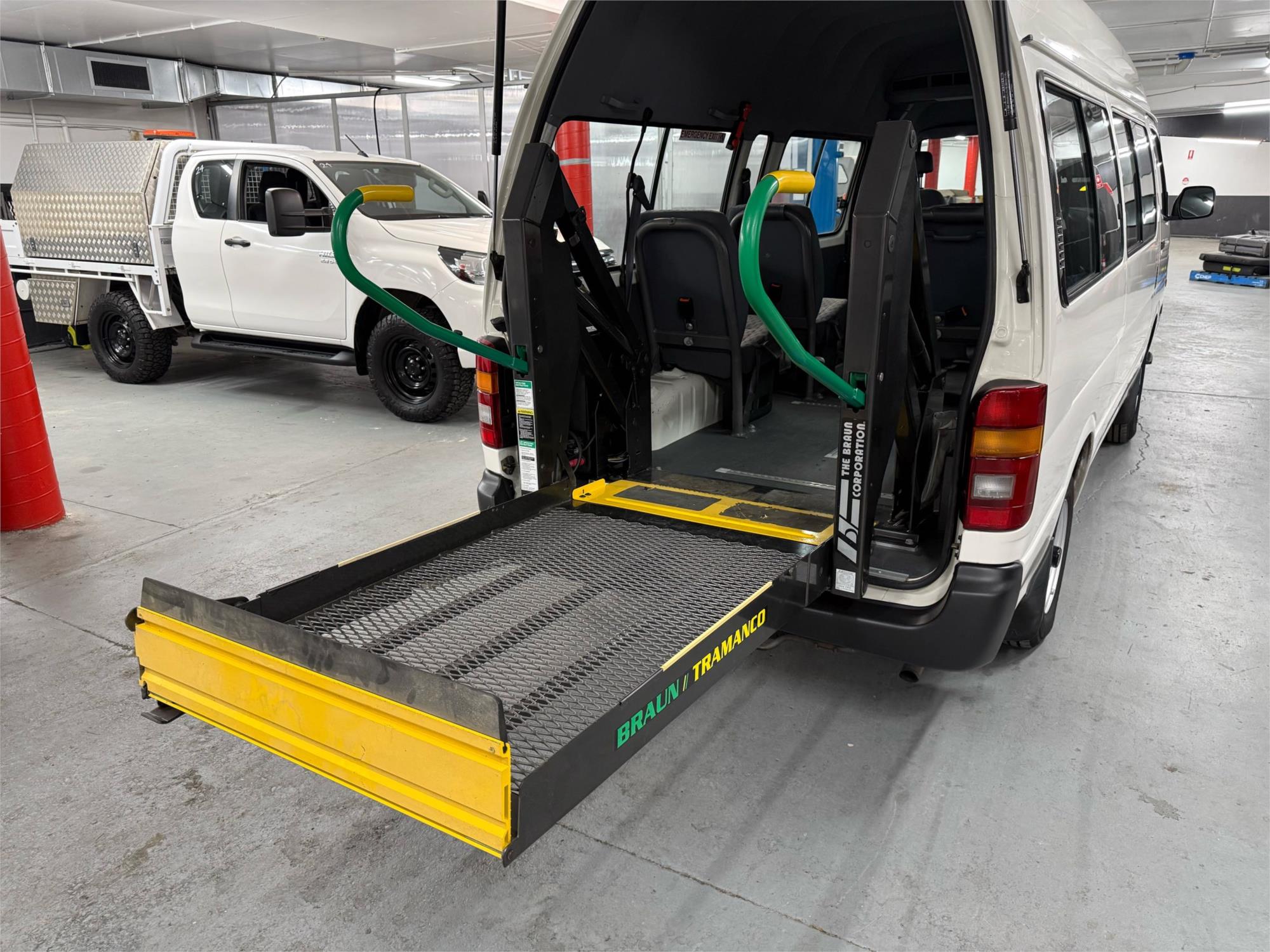 2004 TOYOTA HIACE - Main View