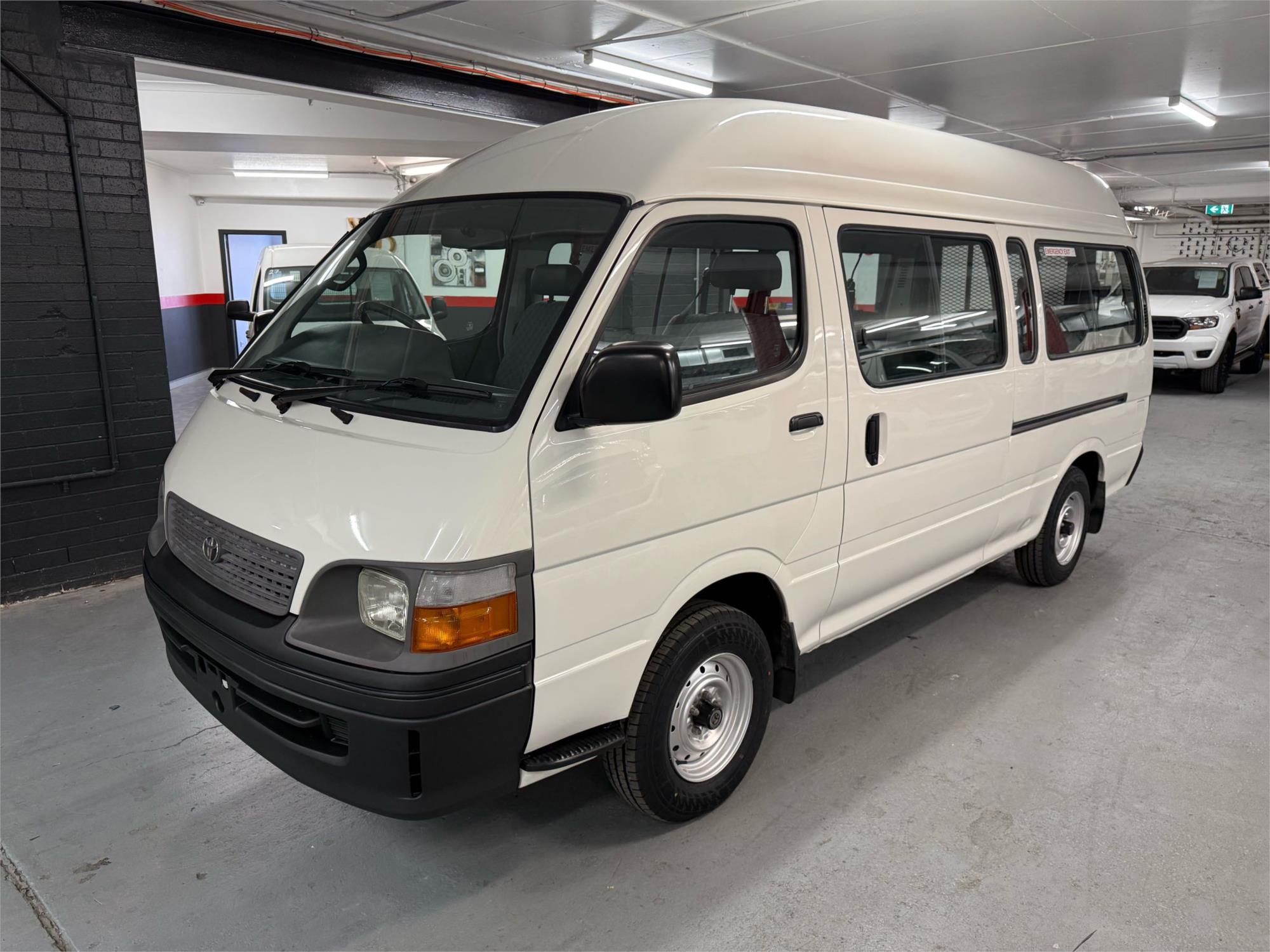 2004 TOYOTA HIACE - View 2