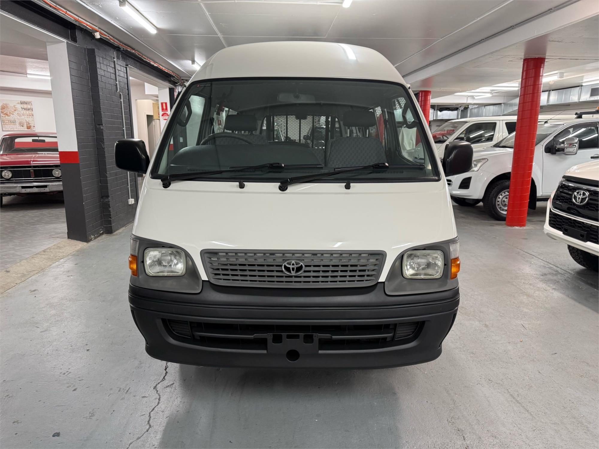 2004 TOYOTA HIACE - View 3