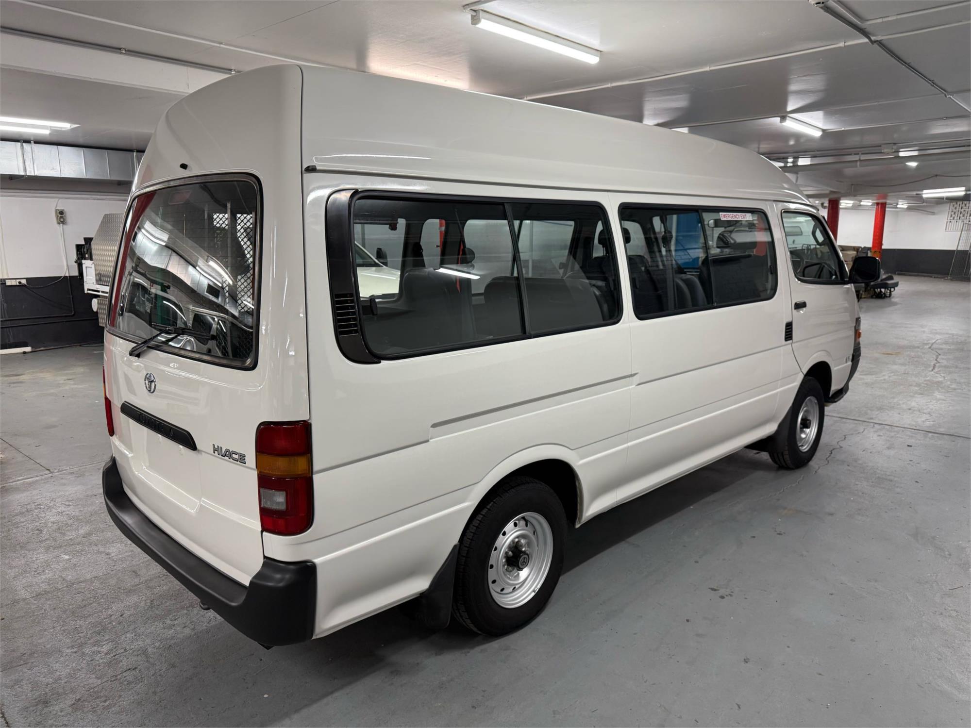 2004 TOYOTA HIACE - View 4